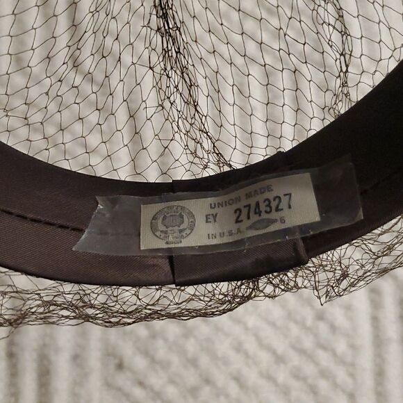 1960s brown satin ring hat with netting and feathers. - Picture 7 of 7